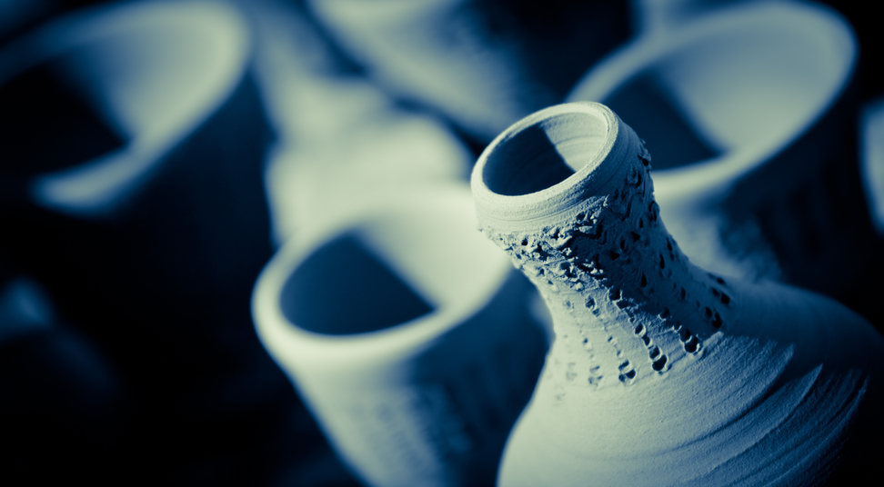 Varias piezas de cerámica creativa artesana expuestas juntas, texturas y colores variados, reflejando creatividad y trabajo manual